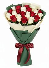 Букет Микс из красных и белых роз в Серове Свердловская область