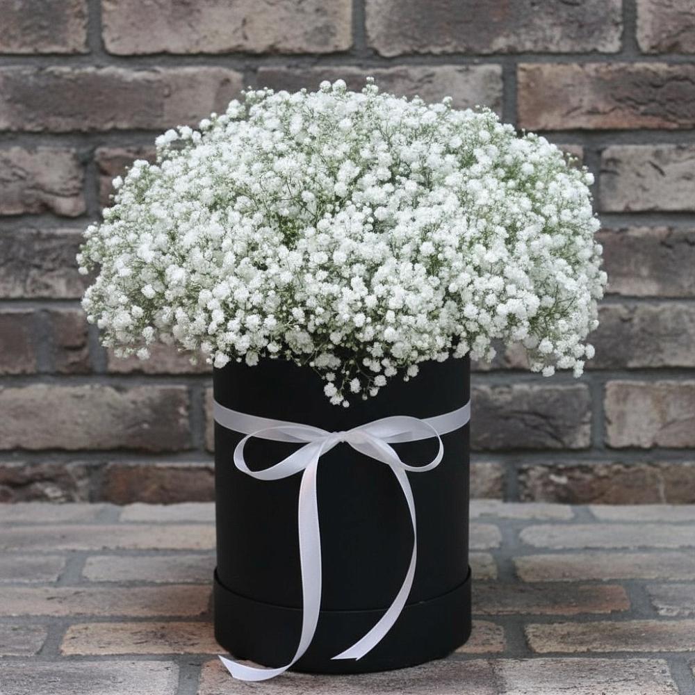 Цветочная композиция из Гипсофила в шляпной коробке в Серове Свердловская область