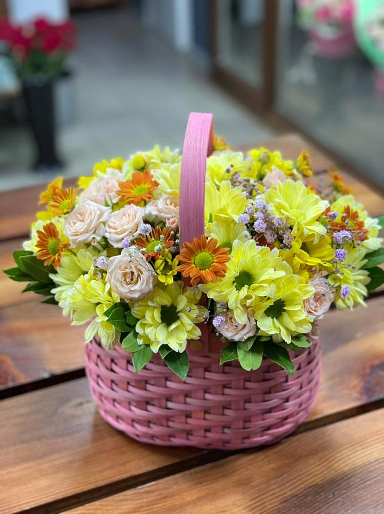 Цветочная композиция из Хризантемы и Розы в корзине в Серове Свердловская область