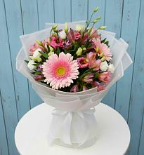 Букет цветов из:  Герберы, Альстромерии и Лизиантусы #REPLACE_PRED# Серове Свердловская область