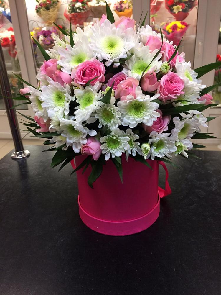 Цветочная композиция из Розы и Хризантемы в шляпной коробке в Серове Свердловская область